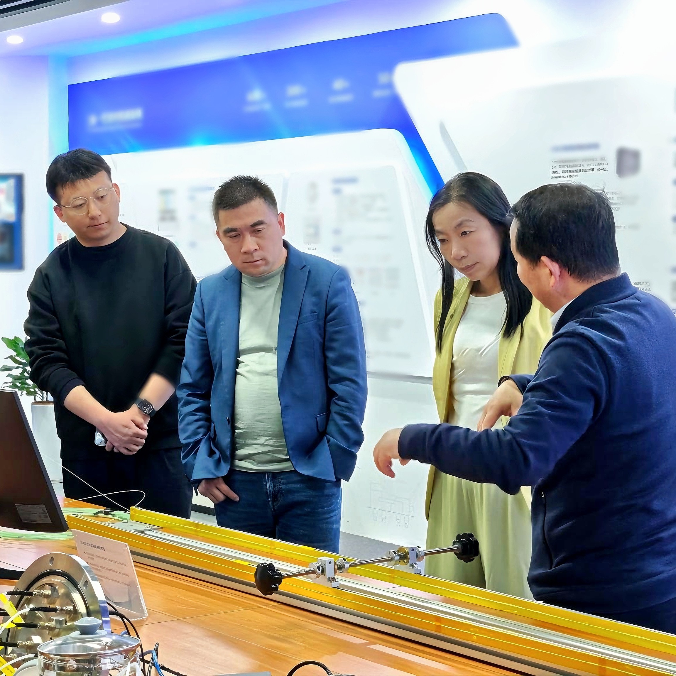 新華社上海、江蘇、安徽等地記者團赴光格科技調研人工智能發(fā)展現狀與未來(lái)趨勢